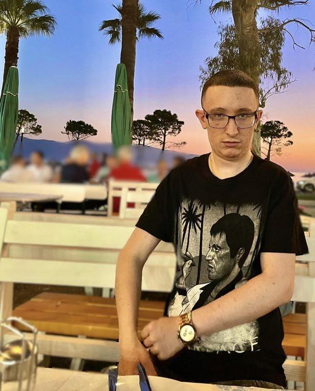 Jovem com condição rara tem ossos crescendo ‘fora do esqueleto’