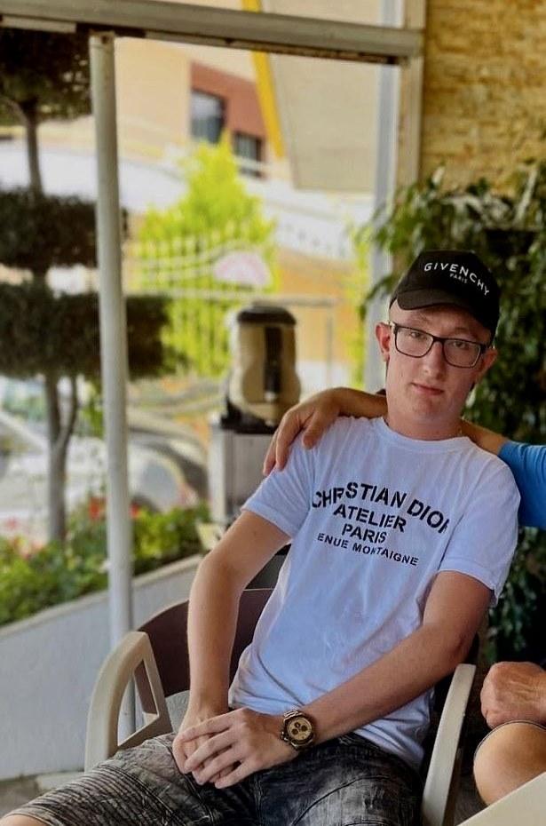 Jovem com condição rara tem ossos crescendo ‘fora do esqueleto’