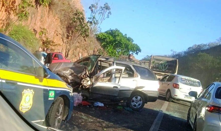 Acidente entre caminhonete e carro na BR-259, em João Neiva, ES, deixa um morto