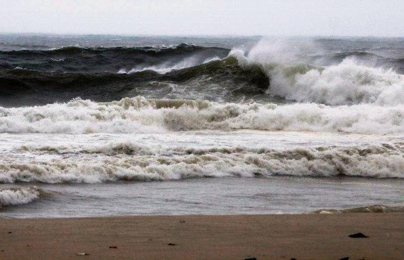 Frente fria provoca ventos fortes e ondas de até 3,5 metros no ES nesta segunda-feira (29) e terça-feira (30)