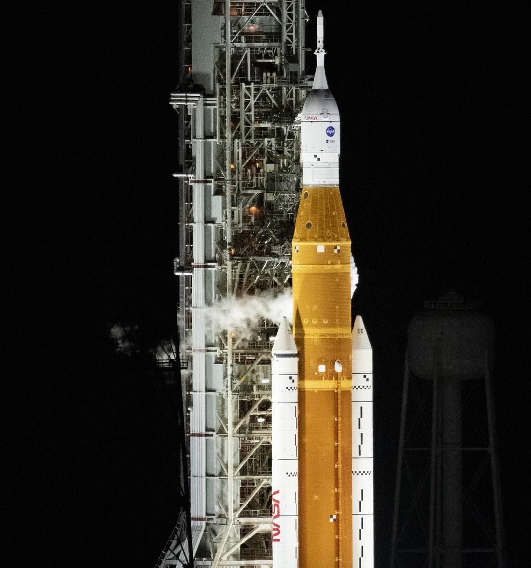 Nasa volta à Lua em missão histórica; problema pode atrasar lançamento