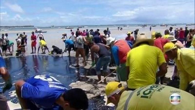 Óleo nas praias: ‘Bolotas’ de óleo são achadas em praias de Pernambuco
