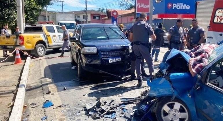 Homem mata a ex-esposa e morre durante fuga em acidente de carro