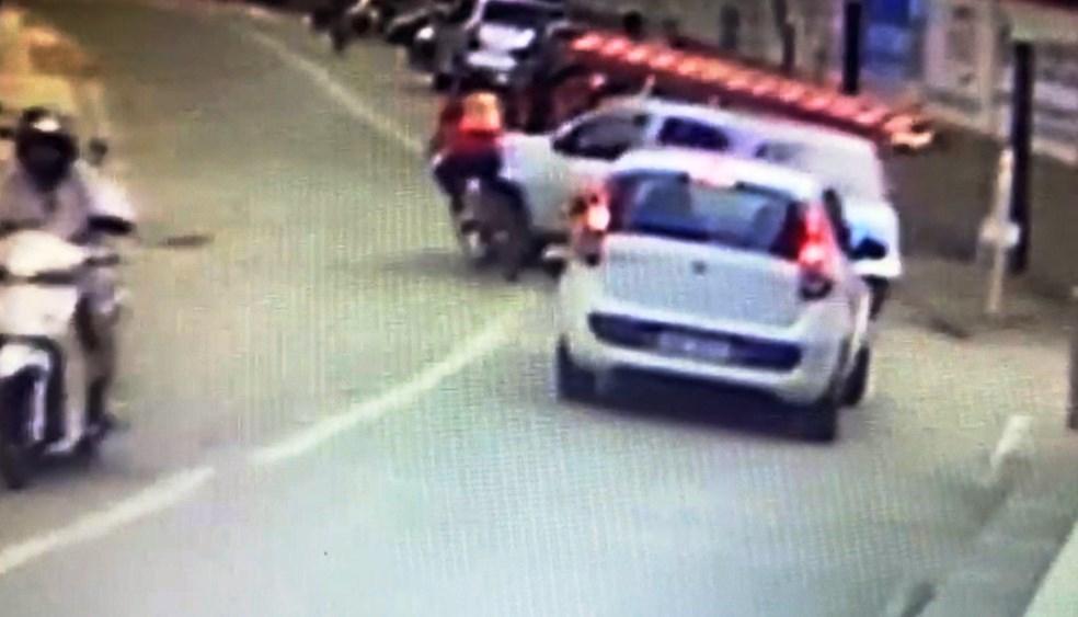 Ciclista é atropelada, fica embaixo de carro e é socorrida por populares, em São Roque do Canaã, ES