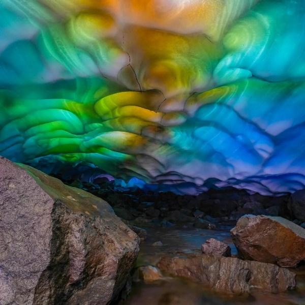 Fotógrafo viraliza nas redes com raro 'arco-íris subterrâneo' em caverna de gelo
