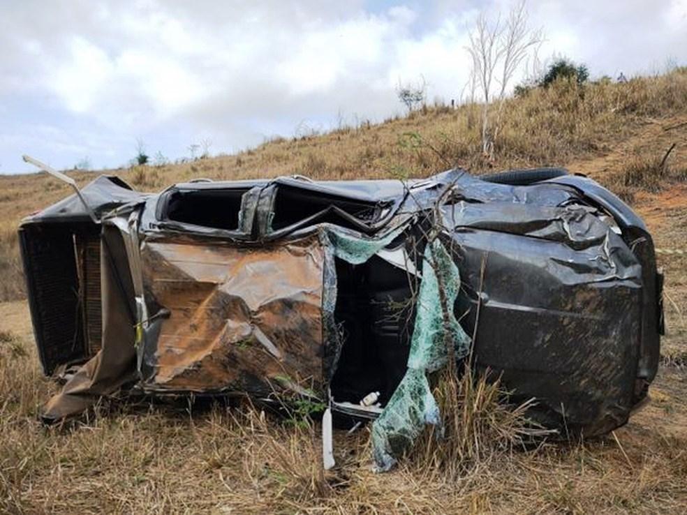 Caminhonete capota, cai em ribanceira e motorista morre em Colatina, ES