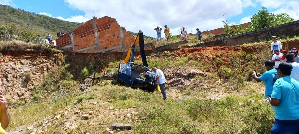 Helicóptero com deputado federal cai na Bahia; parlamentar sobrevive à queda