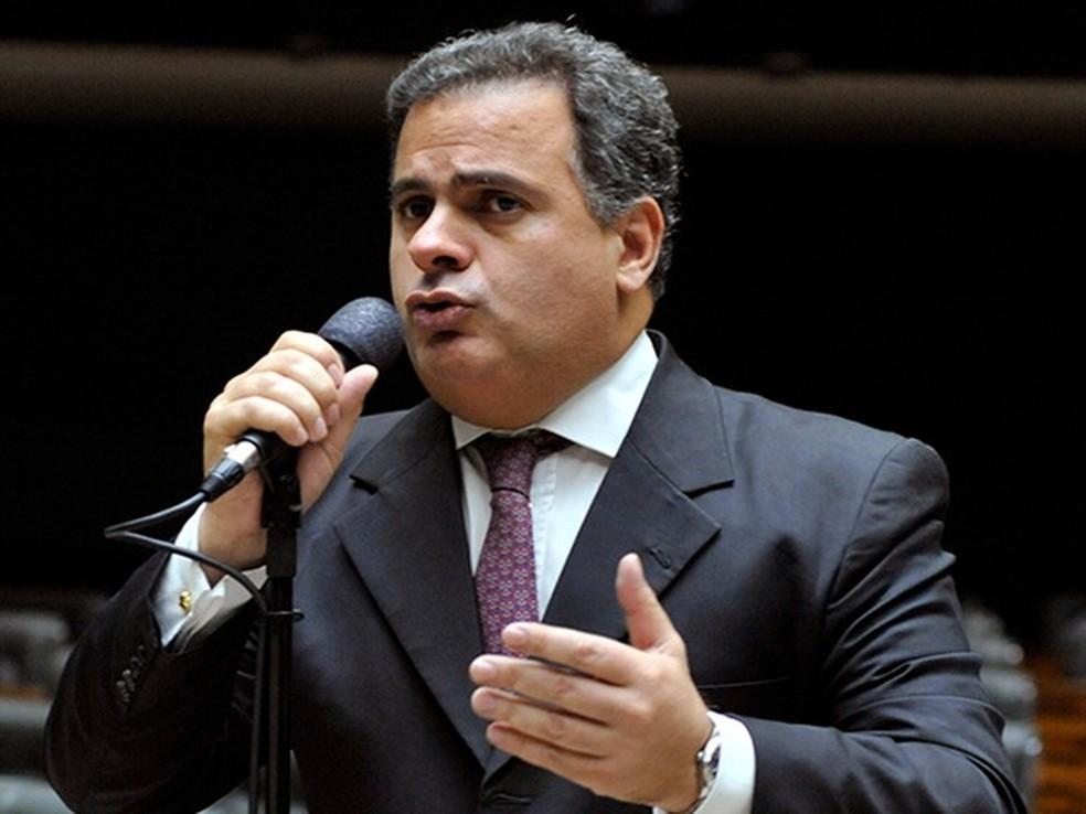 Helicóptero com deputado federal cai na Bahia; parlamentar sobrevive à queda