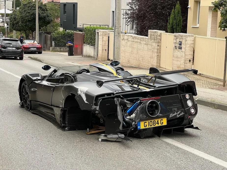 Motorista perde o controle e bate Pagani de R$ 89,4 milhões em carro popular