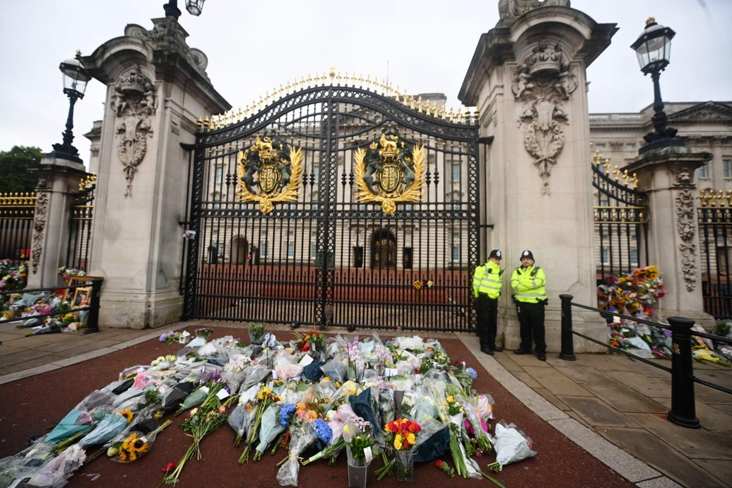 Rei Charles 3º deixa a Escócia em direção a Londres para o primeiro discurso