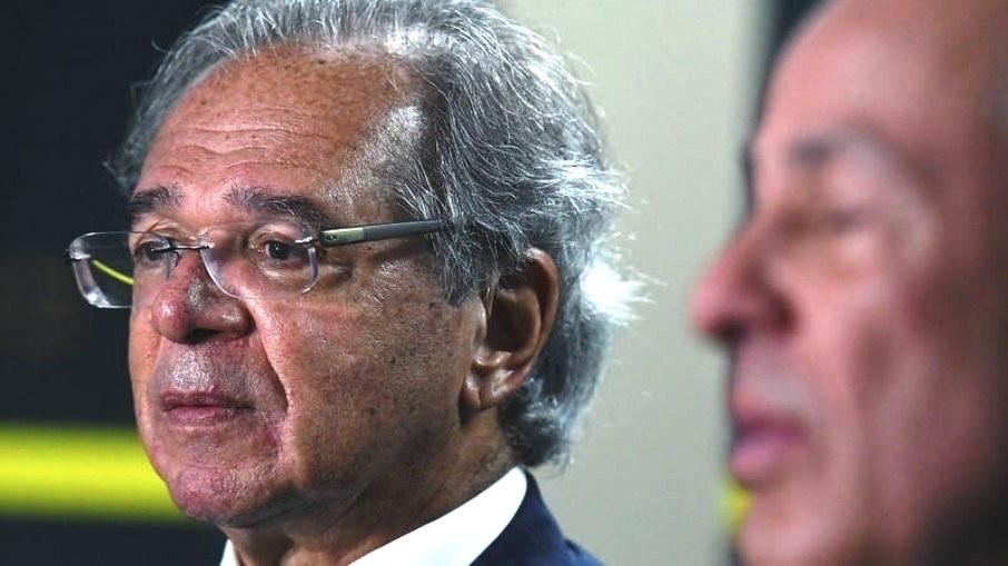 Guedes promete reduzir impostos e prevê recuperação da indústria