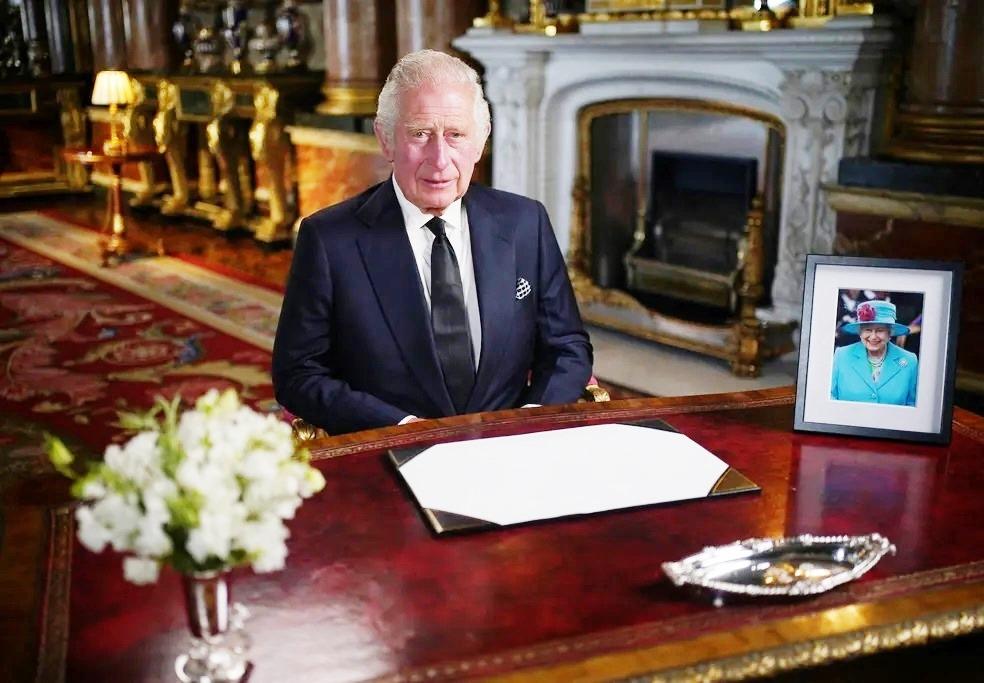 Charles III faz o primeiro discurso como rei e renova promessa de servir feita por Elizabeth II