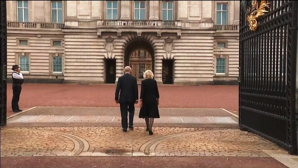 Charles III faz o primeiro discurso como rei e renova promessa de servir feita por Elizabeth II