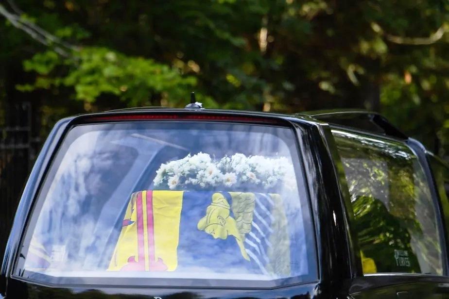 Cortejo fúnebre da rainha Elizabeth II deixa Balmoral