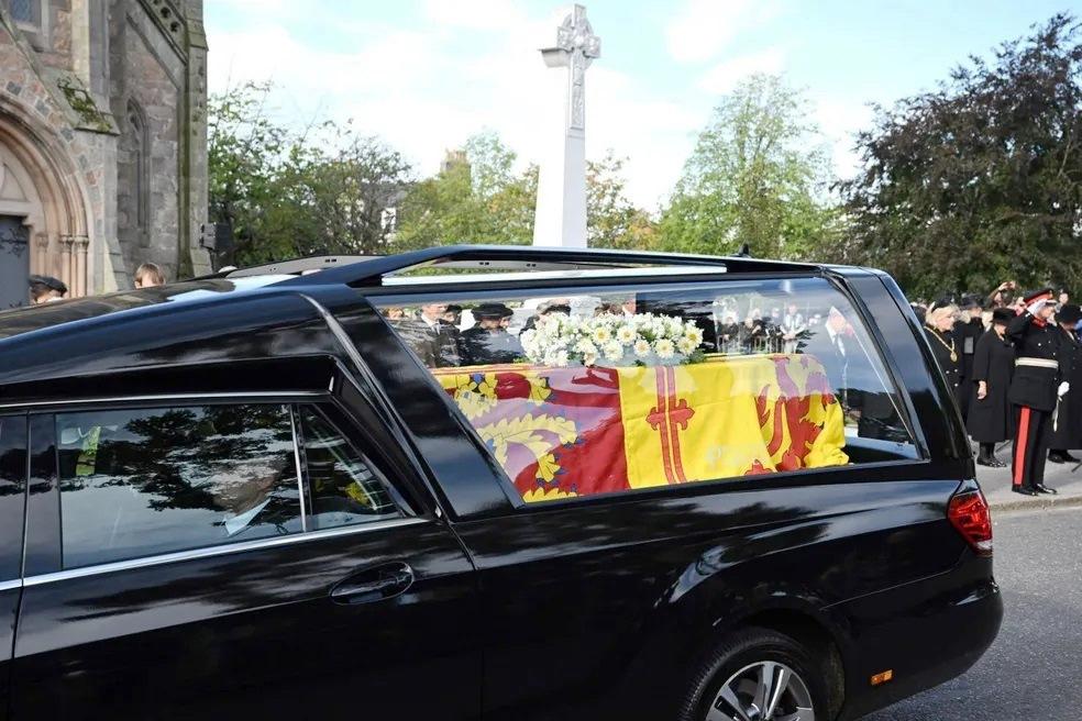 Cortejo fúnebre da rainha Elizabeth II deixa Balmoral