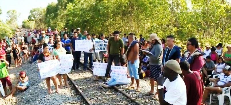 Protesto de indígenas bloqueia linha férrea da Vale, em Aracruz, ES