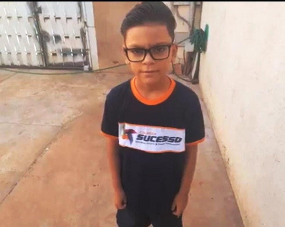 Menino que fugiu após incendiar escritório é encontrado escondido embaixo de mesa