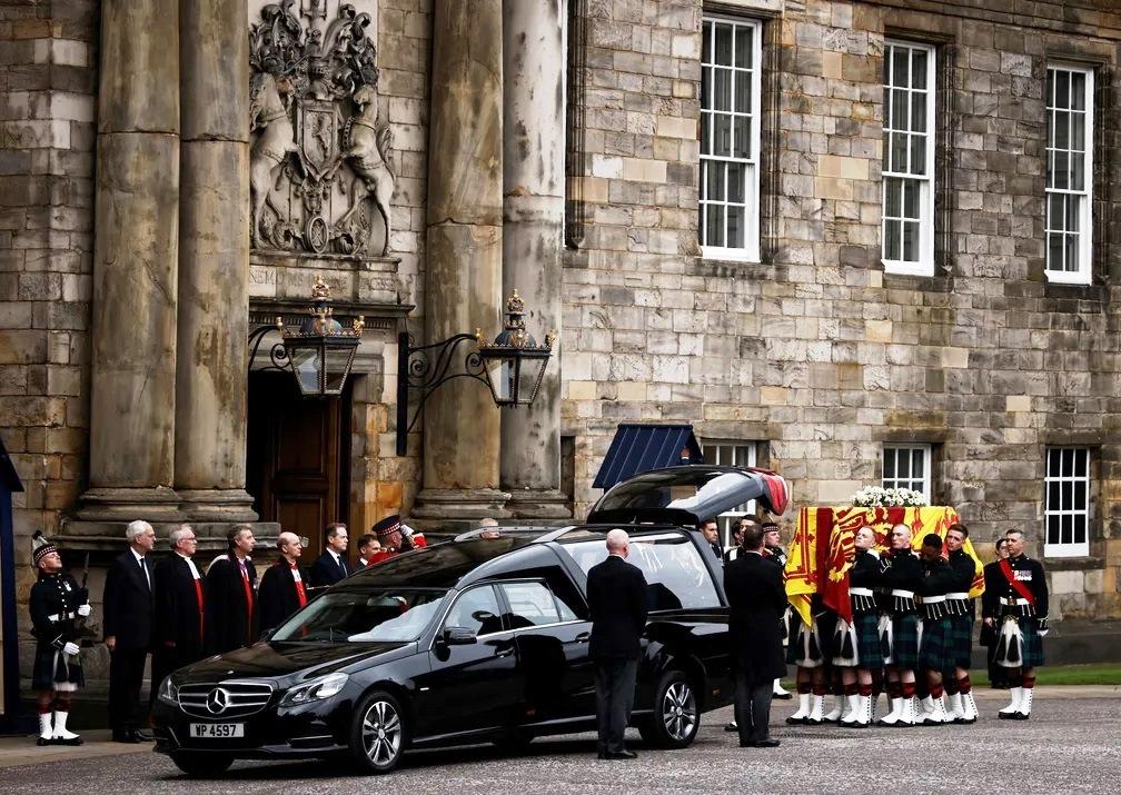 Cortejo da rainha Elizabeth II chega ao palácio de Holyroodhouse, em Edimburgo