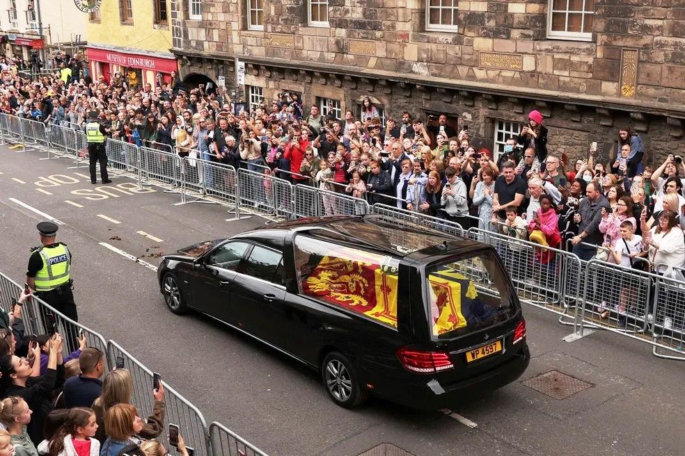 Cortejo da rainha Elizabeth II chega ao palácio de Holyroodhouse, em Edimburgo