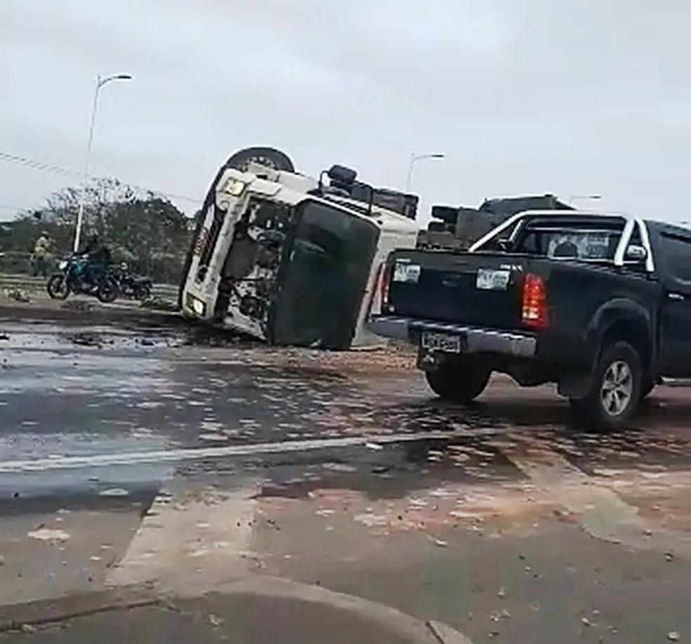 Acidente entre carro e carreta deixa um ferido e parte da BR-101 interditada, na Serra, ES