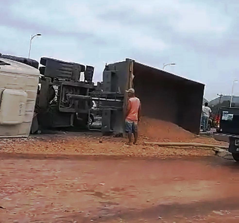 Acidente entre carro e carreta deixa um ferido e parte da BR-101 interditada, na Serra, ES