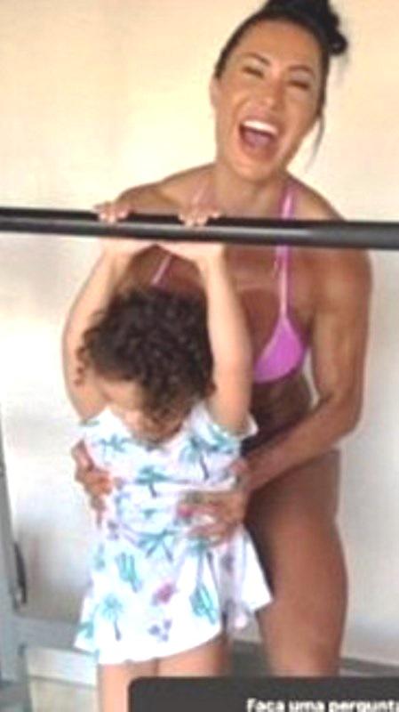 Saiba por que crianças não devem fazer musculação e quais impactos esse exercício causa aos pequenos