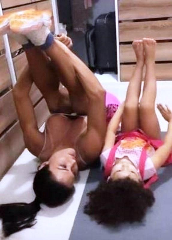 Saiba por que crianças não devem fazer musculação e quais impactos esse exercício causa aos pequenos