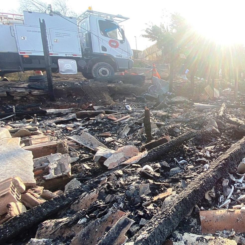 Incêndio destrói casa de garçonete que acompanhava filho internado em hospital, no ES