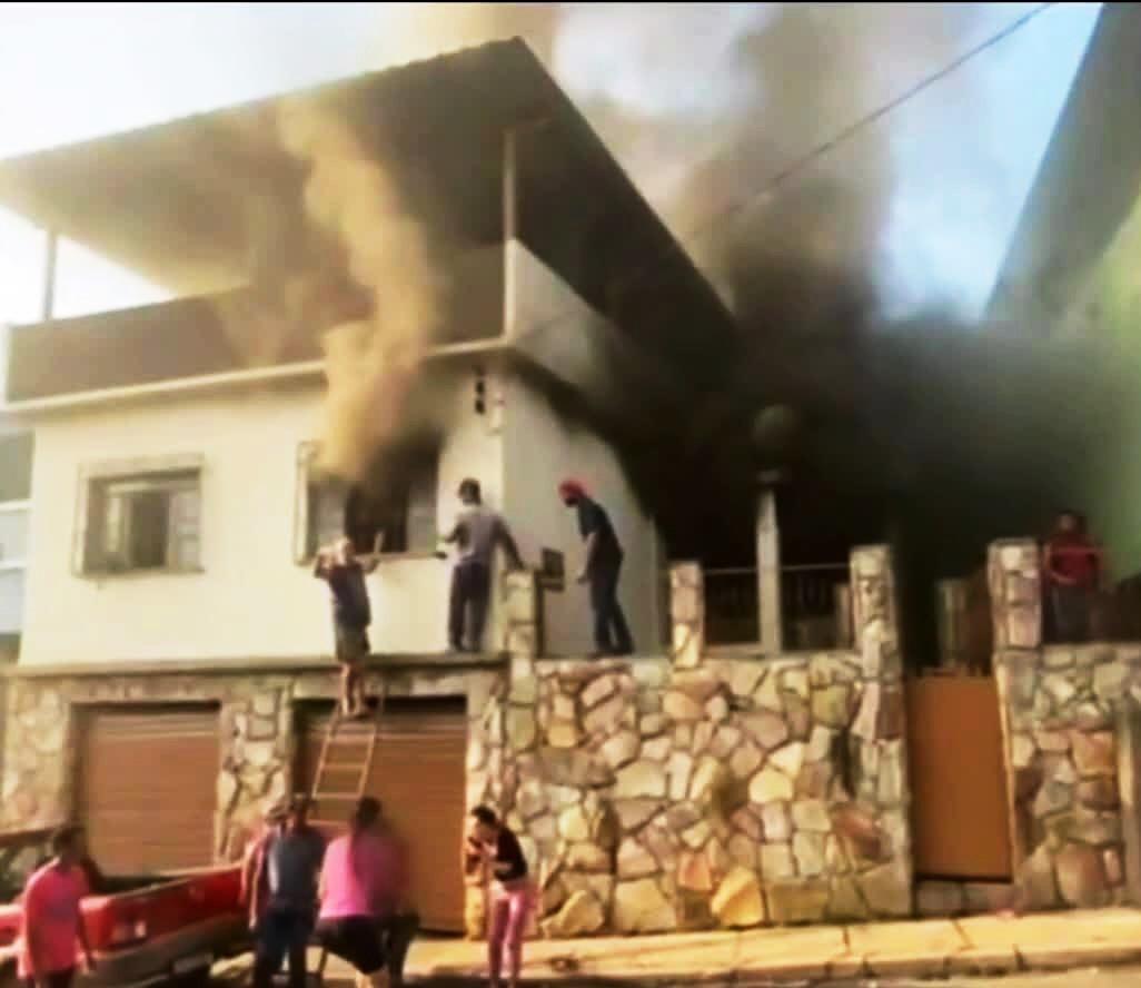 Vizinhos salvam menino de casa em chamas em Itabirito, MG