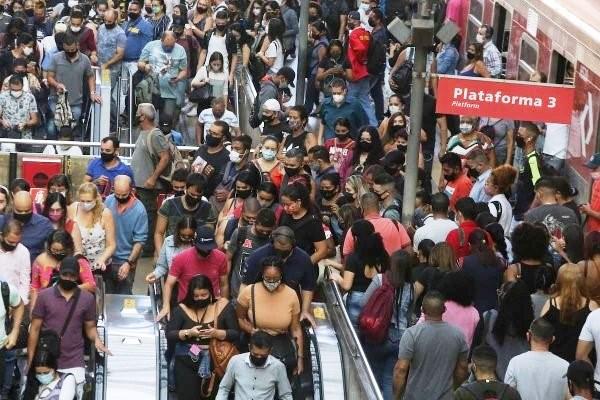 País tem 82 mortes por Covid em 24 horas; média móvel cai 44% e vai a 69