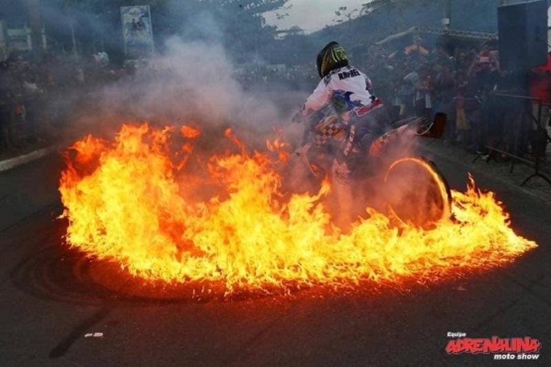 Show de acrobacias e manobras radicais sobre duas rodas promete adrenalizar o público na festa de São Mateus, ES