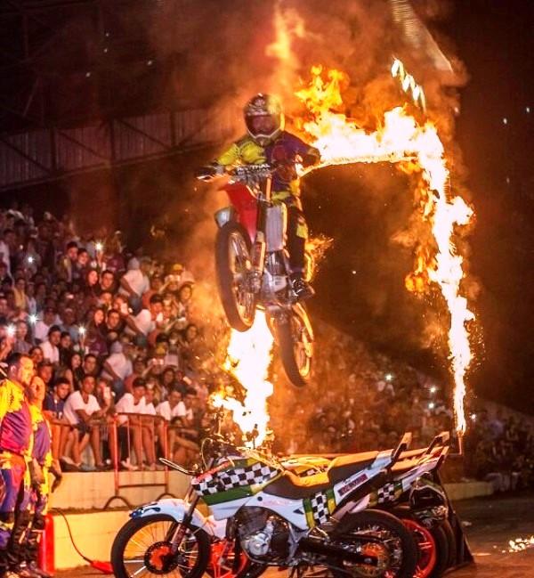 Show de acrobacias e manobras radicais sobre duas rodas promete adrenalizar o público na festa de São Mateus, ES