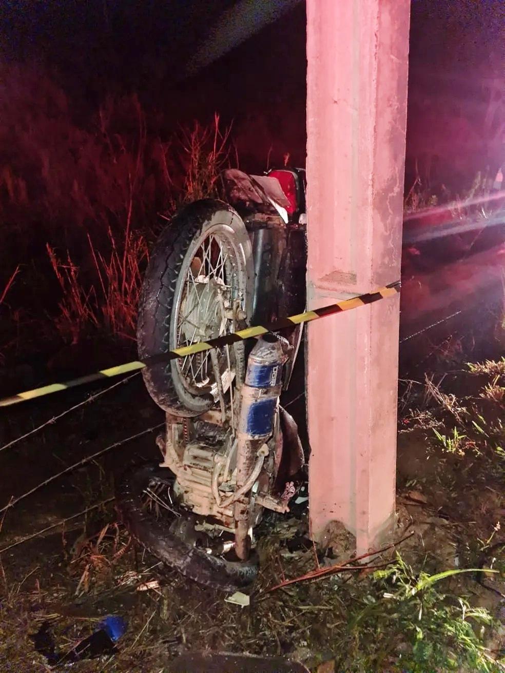 Acidente entre carro e moto na rodovia na ES-164, no ES, deixa três mortos