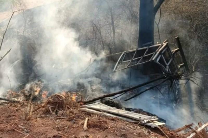 Mulher morre carbonizada após colisão entre carro e caminhão na BR-153