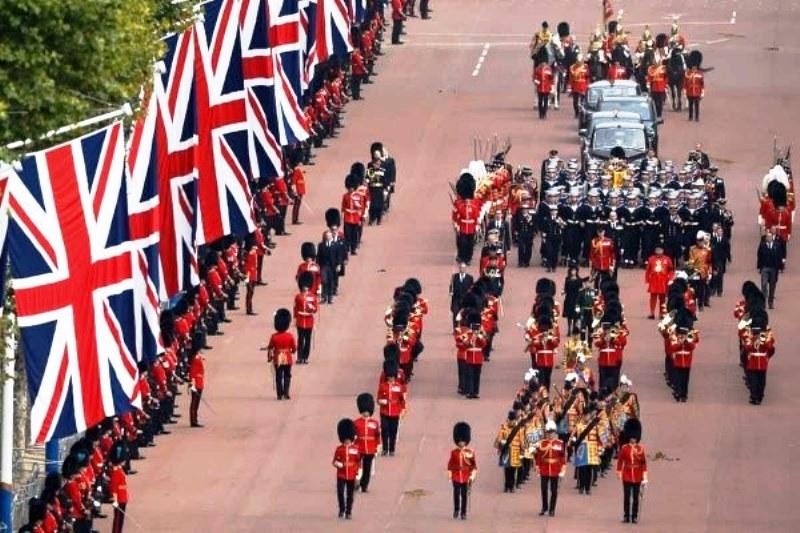 Funeral da rainha Elizabeth II: Cortejo militar segue caixão por Londres