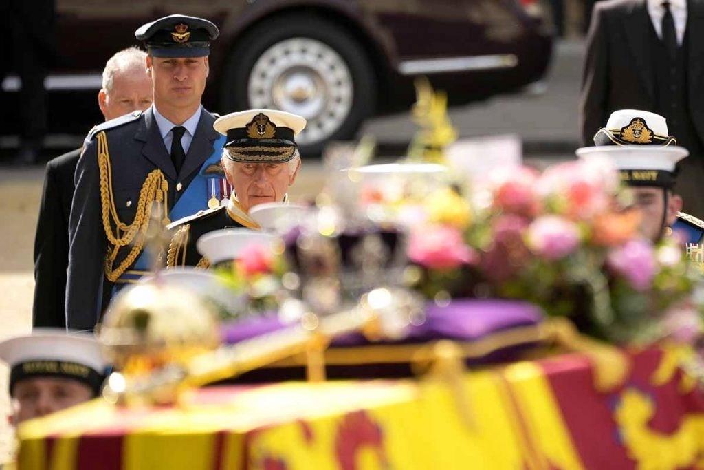 Funeral da rainha Elizabeth II: Cortejo militar segue caixão por Londres