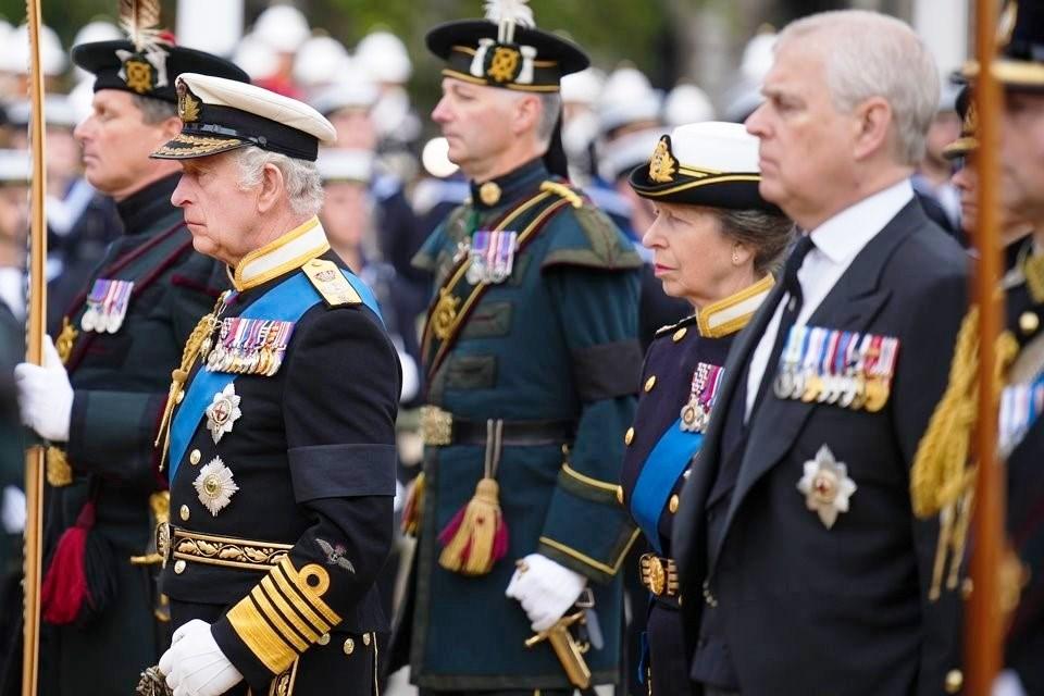 Funeral da rainha Elizabeth II: Cortejo militar segue caixão por Londres