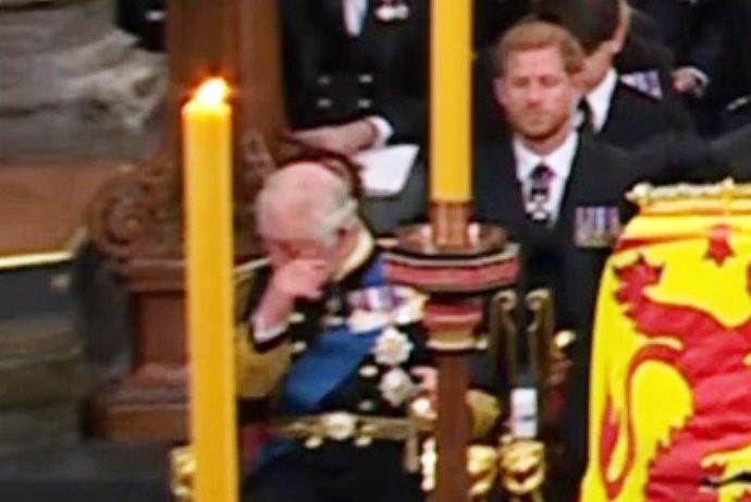 Funeral da rainha Elizabeth II: Cortejo militar segue caixão por Londres