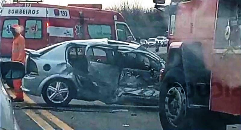 Acidente entre três carros deixa dois feridos na BR-259, em Colatina, ES