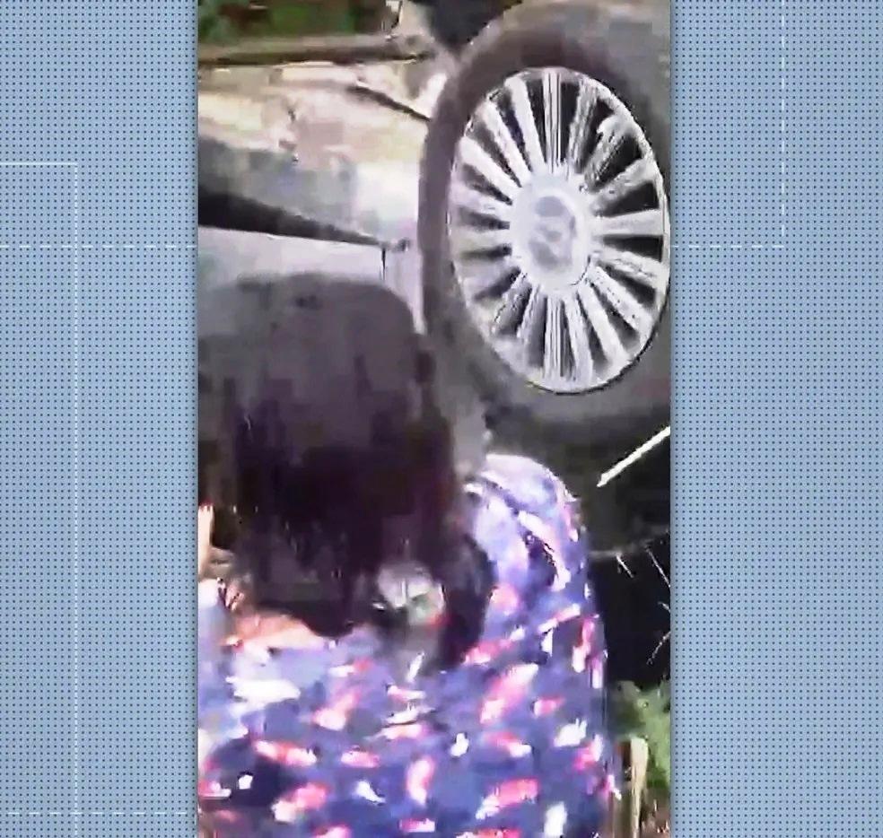 Carro cai de ribanceira na BR-101 e casal espera 15 horas por socorro, no ES