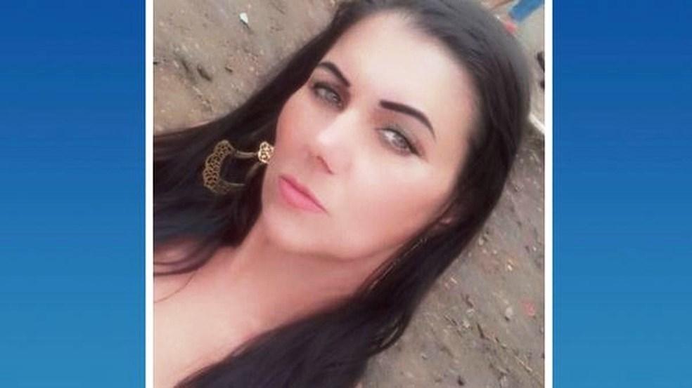 Corpo de mulher é encontrado parcialmente carbonizado em quintal de casa, no ESVítima foi identificada como Cristiana Cuzzuol Pitol, de 44 anos. Um morador encontrou o corpo, reconheceu a vítima, e acionou a Polícia Militar em São Domingos do Norte  Corpo de mulher é encontrado parcialmente carbonizado em quintal de casa no ES – Foto: Reprodução TV Gazeta O corpo de uma mulher foi encontrado parcialmente carbonizado no quintal de uma casa na manhã dessa quarta-feira (21) no bairro Caixa D'água, região conhecida como Sovaco da Cobra, em São Domingos do Norte, no Noroeste do Espírito Santo. A vítima foi identificada como Cristiana Cuzzuol Pitol, de 44 anos. Segundo a Polícia Civil, havia marcas de sangue em volta do corpo, mas ainda não se sabe a causa da morte. Um morador que encontrou o corpo, reconheceu a vítima, e acionou a Polícia Militar. Testemunhas contaram que a vítima era de Aracruz, no Norte do Espírito, e estava na cidade há poucos dias. Na noite anterior, ela foi vista em um bar com outras pessoas. Na manhã de quarta-feira, Cristiana foi encontrada morta. A Polícia Civil informou que o caso seguirá sob investigação da Delegacia de Polícia de São Domingos do Norte. O delegado que investiga o caso disse que já tem um suspeito identificado, mas não deu detalhes para não atrapalhar as investigações. O corpo da vítima foi encaminhado para o Serviço Médico Legal (SML) de Colatina, para ser necropsiado e, posteriormente, liberado para os familiares. Valedoitaúnas (g1 ES)