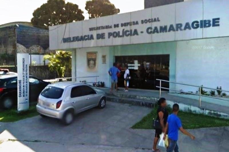 Homem armado invade casa, rouba e estupra mulher e a filha dela