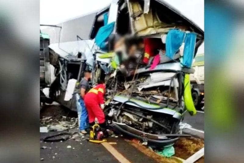 Grave acidente entre ônibus e carreta na BR-153 deixa 2 mortos e 22 feridos