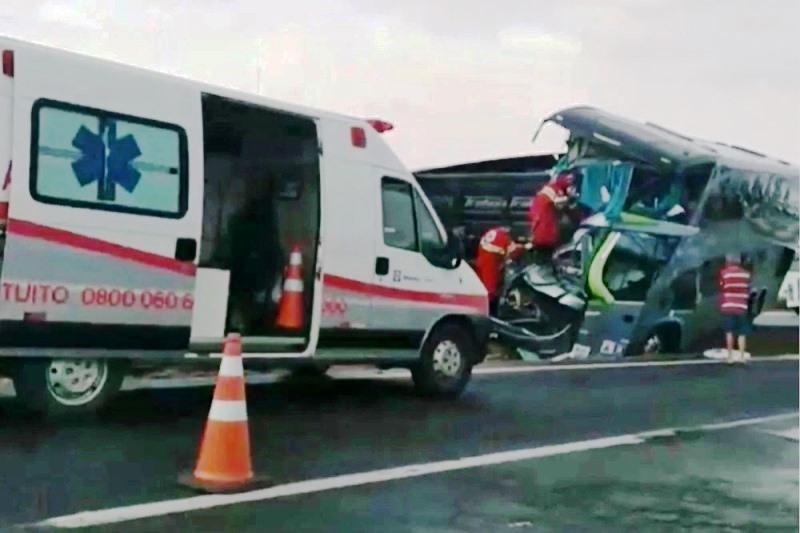 Grave acidente entre ônibus e carreta na BR-153 deixa 2 mortos e 22 feridos