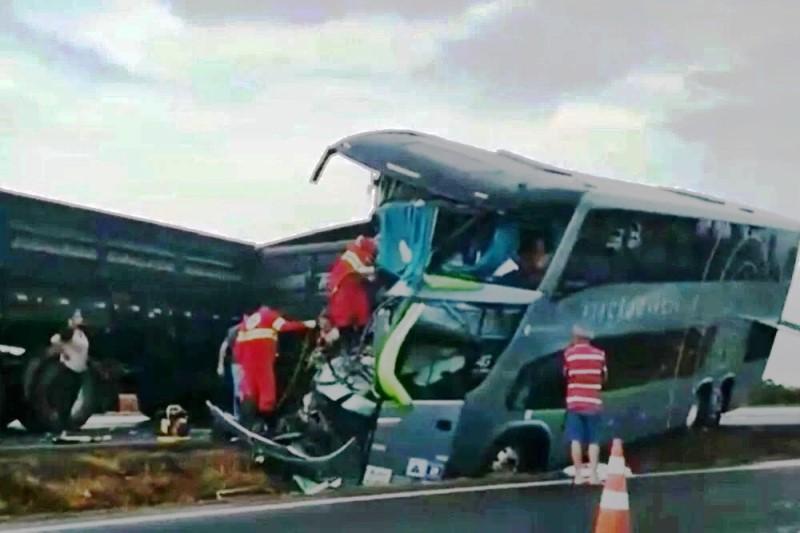 Grave acidente entre ônibus e carreta na BR-153 deixa 2 mortos e 22 feridos