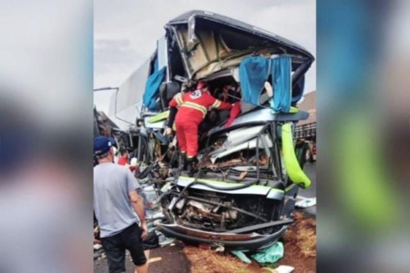 Grave acidente entre ônibus e carreta na BR-153 deixa 2 mortos e 22 feridos