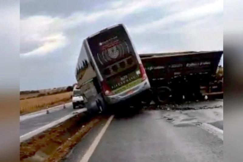 Grave acidente entre ônibus e carreta na BR-153 deixa 2 mortos e 22 feridos