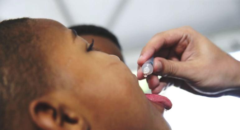 Ameaça de volta da paralisia infantil faz governo intensificar campanha de vacinação