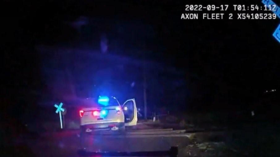 Trem atinge viatura da polícia com mulher algemada dentro