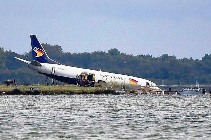 Pouso dá errado e avião de carga sai da pista e para à beira de lago